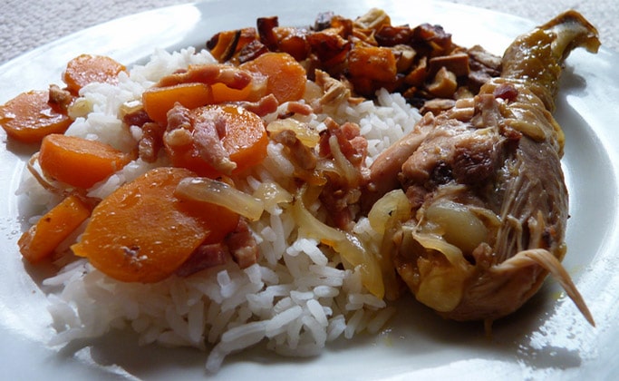 Блюдо Estouffade de volaille (фаршированный цыплёнок с рисом и овощами)