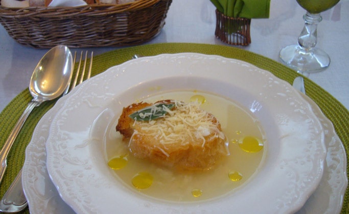 Первое блюдо Aigo boulido (Суп с чесноком и хлебом)