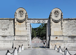 Вход в парижское кладбище Пер-Лашез