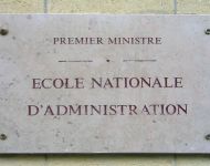 Входная табличка Национальной школы администрации в Париже