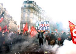 Французский народ выступает против пенсионной реформы Жака Ширака