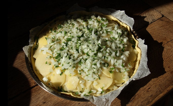 Блюдо Pate aux pommes de terre (картофельный пирог со сливками и ветчиной)