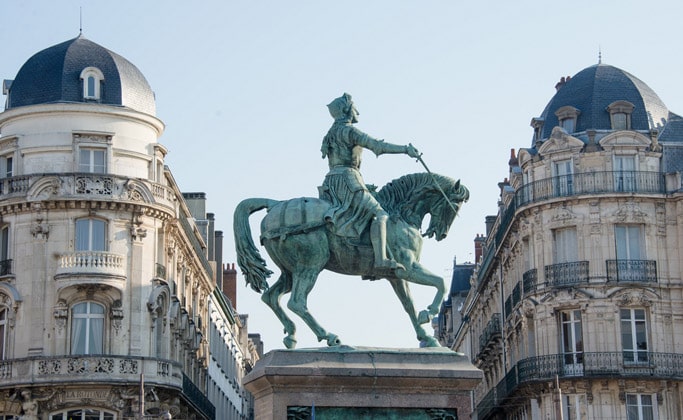 Памятник Жанны д`Арк на площади Мартруа