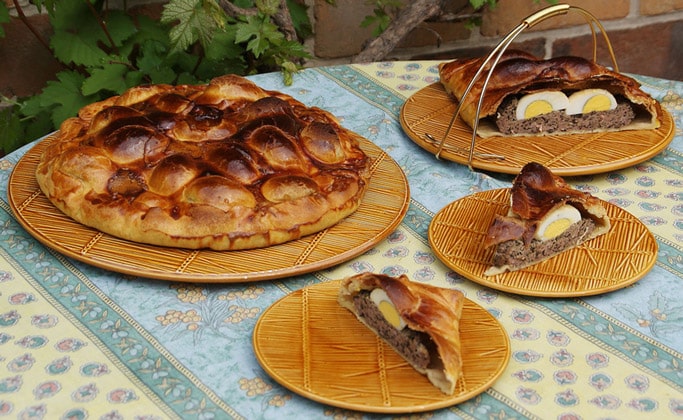 Паштет запечённый в тесте с крутыми яйцами (pate Berrichon)