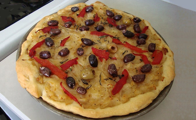 Пицца Pissaladi?re (провансальская пицца с анчоусами, оливками и луком)