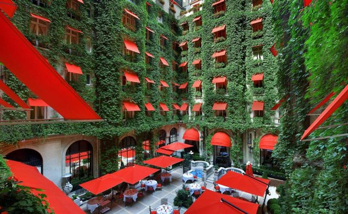 Ресторан внутри Plaza Athenee