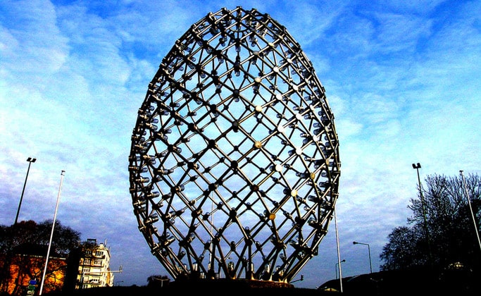 Современная скульптура на площади Республики