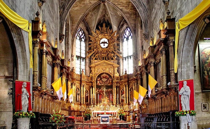 Внутреннее убранство церкви Сен-Пьер (L'eglise Saint-Pierre)