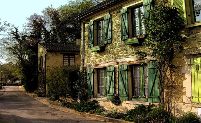 Старое здание деревни Овер-сюр-Уаз