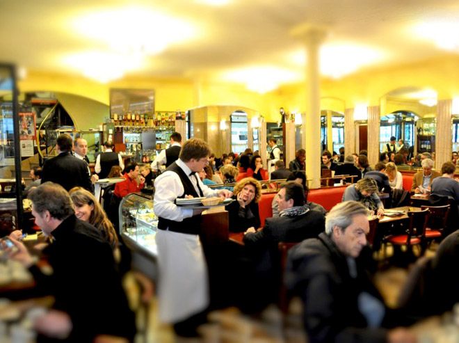 Зал кафе de Flore Париж