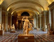 Скульптуры парижского музея Лувр